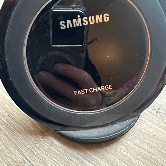 Samsung fast charging wireless charging stand - Picture 2 of 4